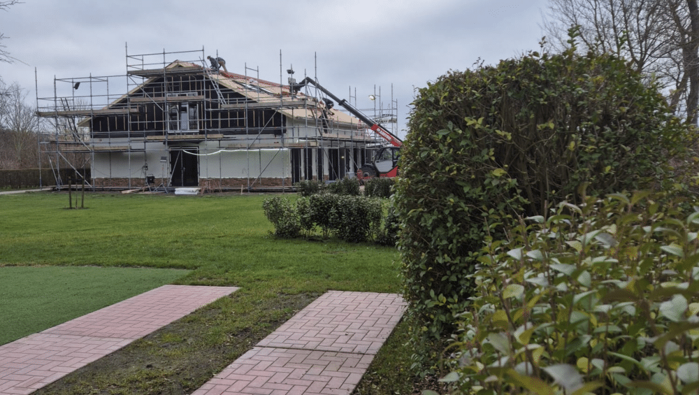 Bouwfase van het nieuwe luxe sanitairgebouw  met privé sanitair op Camping Innerduyn, februari 2026