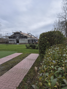 Bouwfase van het nieuwe luxe sanitairgebouw met privé sanitair op Camping Innerduyn, februari 2026